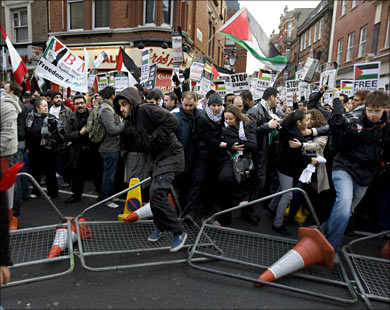 متظاهرون يقفزون فوق الحاجز الأمني باتجاه السفارة الإسرائيلية في لندن
