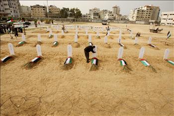 مقبرة للمصانع الفلسطينية في غزة أمس